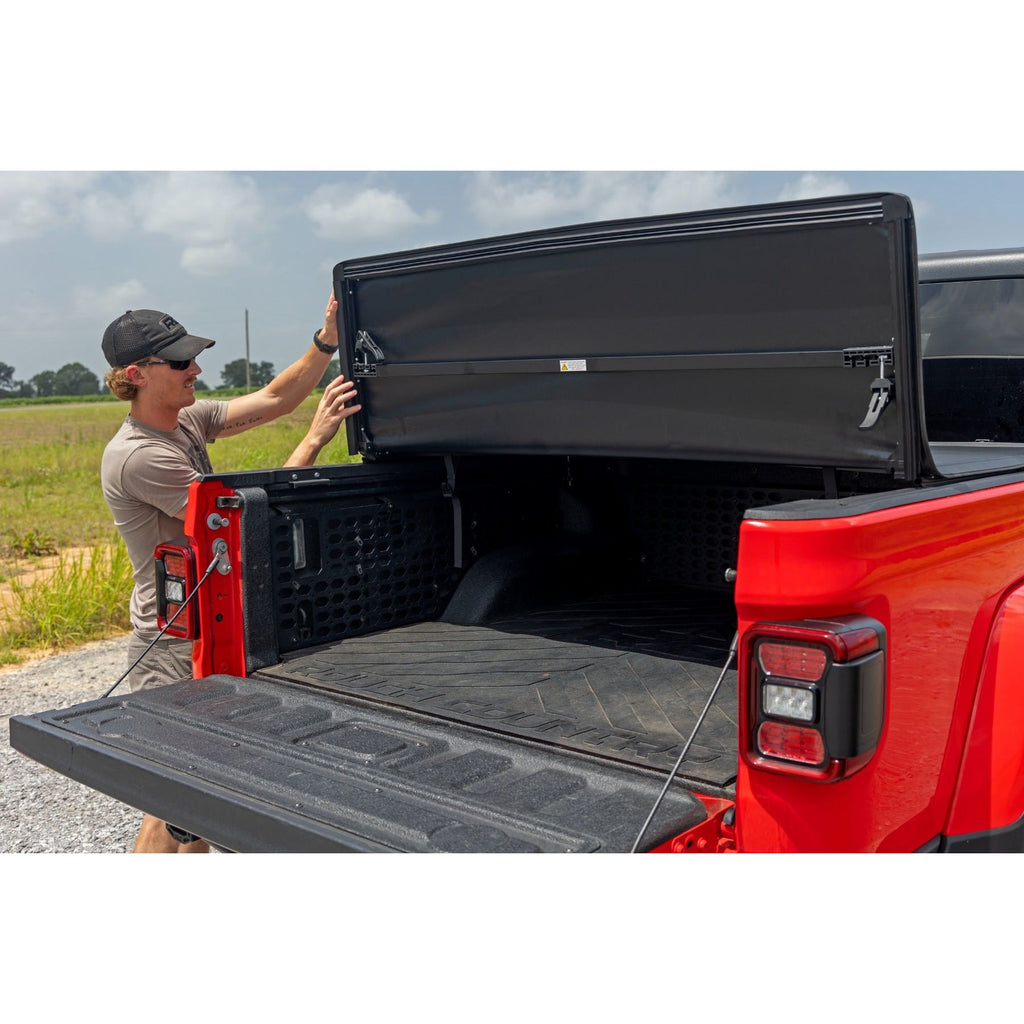 Rough Country Soft Tri-Fold Bed Cover 5' Bed | Jeep Gladiator JT 4WD (2020-2025)